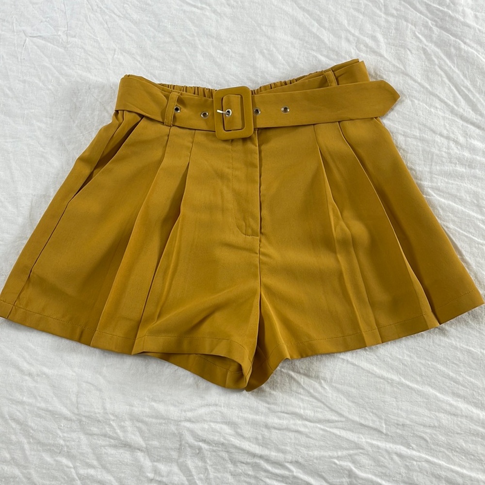 Eloise high-waist yellow shorts